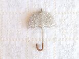 雨を待つ傘のブローチ　うす銀色　再販の画像