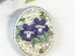 リネン　刺繡ブローチ　楕円　ビオラと小さいお花の画像