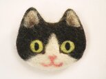 猫顔フェルトブローチ（はちわれ）の画像