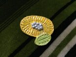 きいろいお花✳︎ブローチの画像