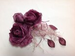 ワインレッドの薔薇と飾り紐の画像