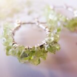 春の木もれ日 天然石ペリドットのチタンフープピアス