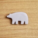 陶のシロクマのブローチの画像