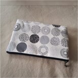 北欧風のサークル柄のファスナーポーチ