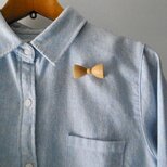 樹種色々、蝶ネクタイ形のブローチです・ブローチ　bow tie・リボン　蝶ネクタイ　サクラ　カエデ　クルミ