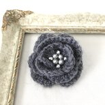 フラワー 毛糸編み ブローチ　グレー モノトーン 花 かぎ針編み 手編み