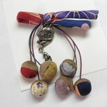 揺れる木の実ブローチ★古布　猫とネズミ　その2