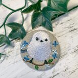 青いお花とシマエナガ　刺繍のブローチ　丸　リネン　50ﾐﾘ