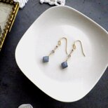 揺れるスピカの耳飾り ■ ピアスイヤリング共通 7種類展開 ■ ラブラドライト　グレー色