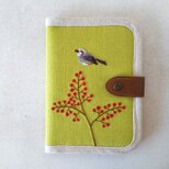 手刺繍マルチケース ヒヨドリと南天の画像