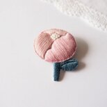 ［受注制作］ピオニー一輪の刺繍ブローチ（pink）