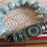 特殊な形の緑三眼天珠とミャンマー翡翠のブレスレットの画像