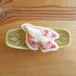 白い鳥さんのブローチ　コラージュ、濃いピンクの画像