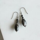 No. 733 モスコバイトとブラックスピネルのピアスの画像