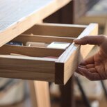 テーブル下の薄い抽斗／オーク色