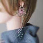 かたっぽイヤーカフ「ふみつれて」（淡ピンク×淡緑）