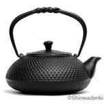 【予約販売】南部鉄器 鉄瓶兼用急須 小鉄瓶 アラレ（黒）0.5L 茶漉し付 内面素焼き・酸化被膜仕上 ガス対応の画像