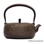 【予約販売】南部鉄器 鉄瓶 岩戸賢一郎作 平丸小桜1.2L 内面漆焼付・酸化被膜仕上 伝統的工芸品 ハンドメイドの画像