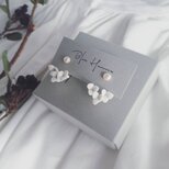 白磁　天草陶花のピアス　３輪のキャッチの画像