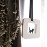 窓辺の風景 2WAYで飾る アロマストーン ■ 四角い出窓　黒猫のいる風景 ■ 『おかえりなさい』右向きの画像