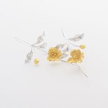 梨の花の揺れるピアス　K18 coatingの画像
