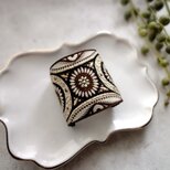 刺繡リボンのポニーフック ■ カーブデザイン ■ 茶色と黄金色の円形　民族衣装柄の画像