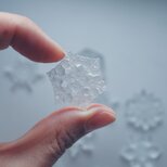 雪、ついてるよ　雪の結晶　ピンブローチ　NO.08