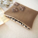 花モチーフ付フラットポーチ　「キャメルウール＋リバティDance」