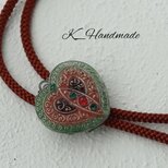 チェコガラスボタン　クラシックなハートのループタイ　 朱グリーン