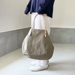 【2025再販】塩縮ナイロンと極厚ヌメの丸型トートバッグ-Mサイズ【ベージュ】の画像