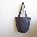 くったりバケツトート　鳥さんの刺繍、チャコールグレー（ヴィンテージ加工）の画像