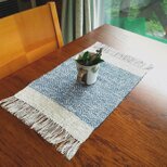 藍手織ティーマット(水色ジグザグ柄)　綿とリネン、27.5cm×48cm(房を含む)の画像