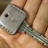 猫刻印のキーカバー　ルガトグレーの画像
