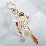 小さなにんじんが揺れる☆幻想的な虹色モザイクビーズとフラワーモチーフが可愛いウサギちゃんキーホルダー(秋色)の画像