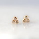 小さな３石のダイヤモンド ピアス（両耳）/ K10YG【受注製作】