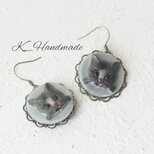 チェコガラスボタン　艶やかな黒色の愛らしいネコ　グレー　ピアス