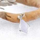 ～透き通る花弁のような～　ラベンダークォーツのペンダント　（再販）一点物