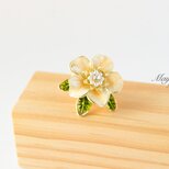 『春の彩り〜ベージュの花のブローチ』の画像