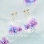 紫陽花のボリュームゆらゆらイヤリング ♡手染めシルク /浴衣　着物　透明　つまみ細工 和小物　空　あじさい　夏　夕暮れ　透け感の画像