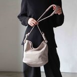 シルキータッチしっとりレザー⁂軽く柔らかい袋ショルダーバッグ・ＬＵＡ(ＬＡ００2)＃ペールトープ⁂