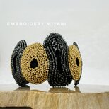 ビーズ刺繍　ゴールドとダークグレーの刺繍バングル　～リュネビル刺繍～の画像