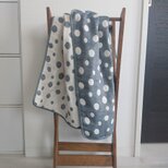 ネイビーランダムドット6重ガーゼのブランケット *73x104cm*の画像