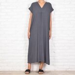 再販　リネン素材のシンプルなVネックワンピース　チャコールグレー