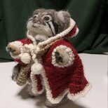 羊毛フェルトのマヌルネコ　猫ワッペンショルダーバッグ付き立ち姿の画像