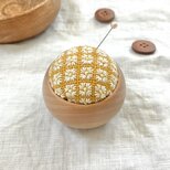 ピンクッション 針山 ♦ 木工房 ウッドボウル チェリー ♦【 ぎざぎざお花 / マスタード 】の画像