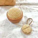 〈 セット割 〉大きな ピンクッション （ 針山 ）& ニードルレスト （ 針置き ） セット【 マスタード × きなり 】の画像