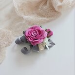 染め布花＊蕾つき薔薇のクリップつきコサージュ　髪飾りの画像