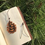 再販　本革　まつぼっくり　松葉の揺れるブックマーク