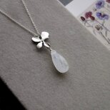 天然石のネックレス ■ ボタニカルデザイン 花弁4枚  Sliverfiled ■ ホワイトラブラドライト 大粒ドロップ　