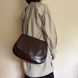 深みを纏う濃茶レザー。本革 ラウンドショルダーバッグ／ダークブラウン｜静かな存在感を育てるクラシックデザイン